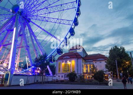 Dresden: Platz Postplatz, Riesenrad, Theater Schauspielhaus in Sachsen, Sachsen, Deutschland Stockfoto