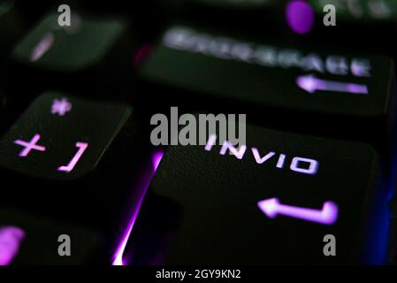 Gaming Tastatur mit Hintergrundbeleuchtung im Dunkeln, Makroaufnahme Stockfoto