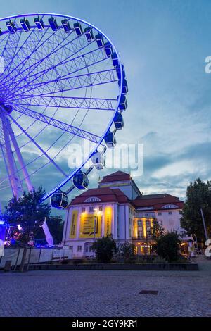 Dresden: Platz Postplatz, Riesenrad, Theater Schauspielhaus in Sachsen, Sachsen, Deutschland Stockfoto