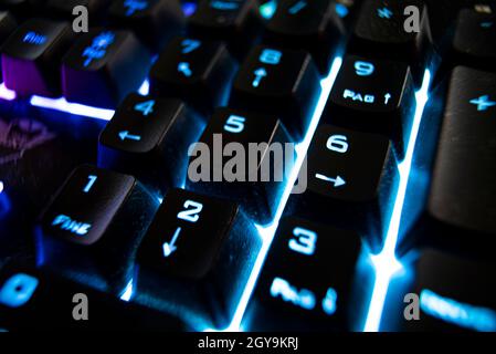 Gaming Tastatur mit Hintergrundbeleuchtung im Dunkeln, Makroaufnahme Stockfoto