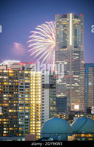 Minato Mirai Skyline und Feuerwerk. Drehort: Präfektur kanagawa, Yokohama-Stadt Stockfoto