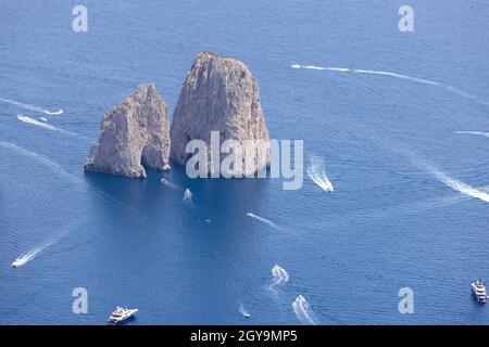 Faraglioni, eine attraktive, von Wellen erodierte Küstenfelsenformation, liegt vor der Küste der Insel Capri im Golf von Neapel, Capri, Italien Stockfoto