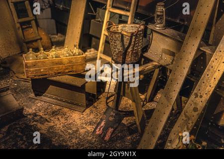 Selektiver Fokus auf rostige und Vintage-Ausrüstung in verlassenen Fabriken, Werkstätten oder Werften in Belfast, Nordirland Stockfoto