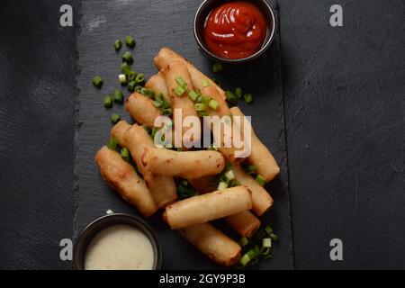 Tiefgebratene türkische Zigarrenrollen - Frühlingsrolle Sigara Borek. Israelischer Snack Stockfoto