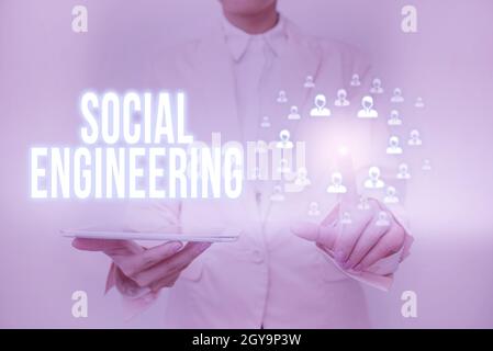 Schild mit Social Engineering, Internet-Konzept Angriff Foto, das stark auf menschliche Interaktion angewiesen Lady Holding Tablet Druck auf virtuelle aber Stockfoto