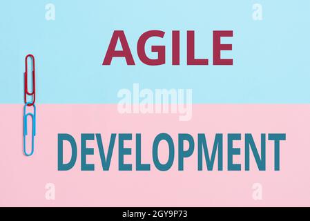 Textüberschrift präsentiert Agile Development, Unternehmensübersicht Allianz zwischen selbstorganisierenden, funktionsübergreifenden Teams zwei nach innen gerichtete Objekte O Stockfoto