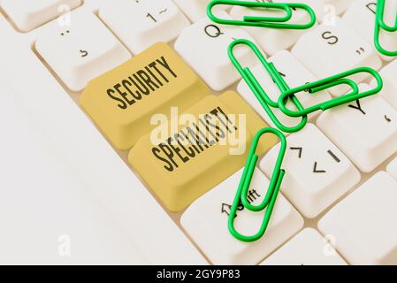 Hand schreiben Zeichen Security Specialist, Conceptual Foto spezialisiert auf die Sicherheit der Anzeige von Vermögenswerten oder Systemen Schreibkraft Erstellen von Company Documents, ab Stockfoto