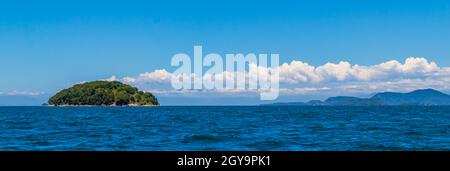 Panorama der tropischen Inseln Ilha Grande in Angra dos Reis, Rio de Janeiro, Brasilien. Stockfoto