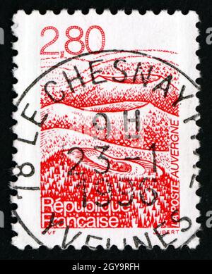 FRANKREICH - UM 1995: Eine in Frankreich gedruckte Marke zeigt Vulkane, Auvergne, um 1995 Stockfoto
