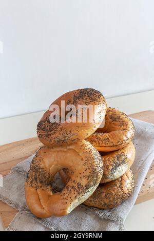 Einige leckere Bagels mit Mohn auf einer Serviette Nahaufnahme. Vorderansicht. Stockfoto