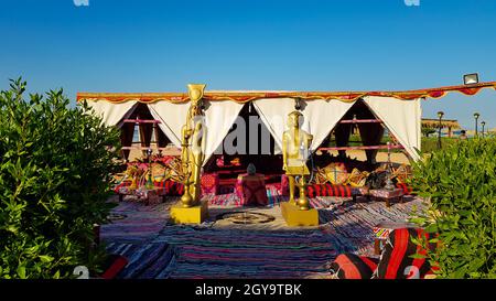 Ägypten, Sharm El Sheikh - 20. Juni 2019: Traditionelles ägyptisches Restaurant, Café. Café im orientalischen Stil mit Möbeln und im östlichen Stil, Ägypten. Stockfoto