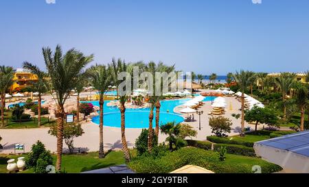 Sharm El Sheikh, Ägypten - 13. Juli 2019: Hauptpool und Amway-Gebiet. Luxuriöse Hotelanlage. Landschaftsgestaltung und Pool mit Sonnenliegen mit Blick auf die Stockfoto