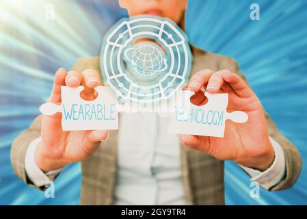 Text zeigt Inspiration Wearable Technology, konzeptionelle Foto elektronische Geräte, die als Zubehör getragen werden können Business Woman Holding Puzzle Stockfoto