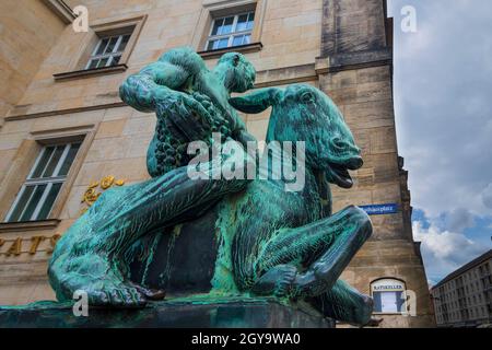 Dresden: Skulptur 'Baccus auf dem betrunkenen Esel' im Neuen Rathaus in Sachsen, Sachsen, Deutschland Stockfoto