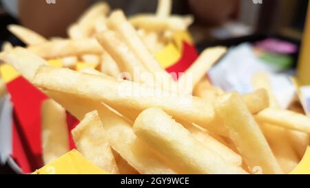 Ukraine, Kiew - 1. September 2019: pommes Frites und Hamburger in einem Fast-Food-Restaurant. Nicht gesunde Lebensmittel auf dem Tisch. Stockfoto