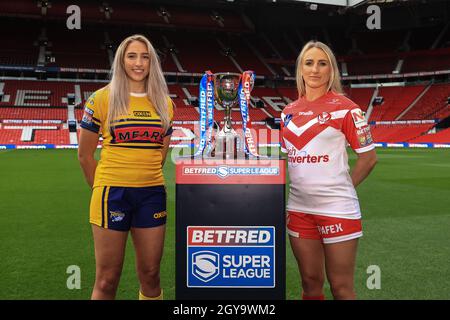 Caitlin Beevers von Leeds Rhinos Women und Jodie Cunningham von St Helens Women stehen mit der Trophäe vor dem großen Finale der Frauen am Sonntag in Headingley Stockfoto