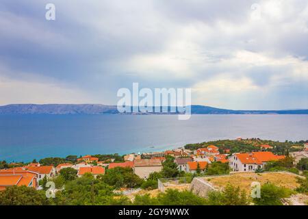 Novi Vinodolski und San Marino Insel regnerischen und bewölkten Tag in kroatien. Stockfoto