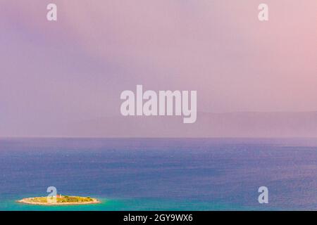 Novi Vinodolski und San Marino Insel regnerischen und bewölkten Tag in kroatien. Stockfoto