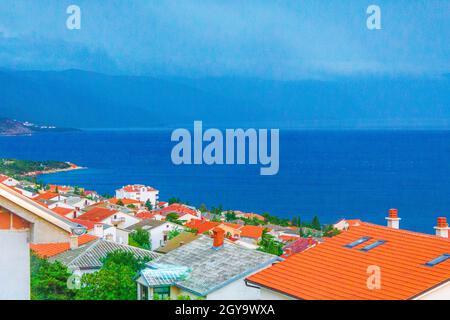 Novi Vinodolski und San Marino Insel regnerischen und bewölkten Tag in kroatien. Stockfoto