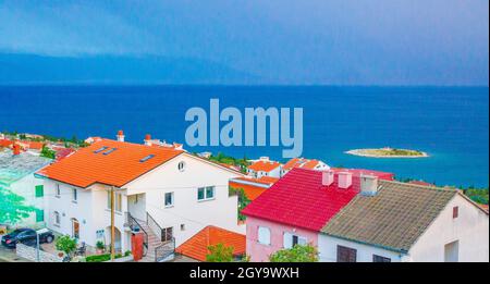 Novi Vinodolski und San Marino Insel regnerischen und bewölkten Tag in kroatien. Stockfoto