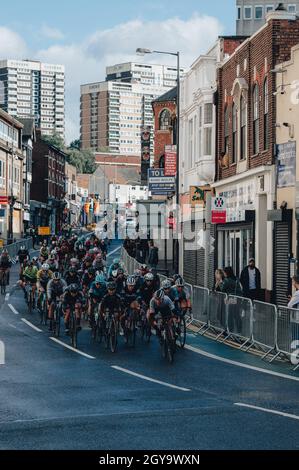 Walsall, Großbritannien. 5. Oktober 2021, AJ Bell Womens Cycling Tour, Etappe 2, Walsall nach Walsall. Das Feld nähert sich der letzten Ecke der Etappe 2. Kredit: Aktion Plus Sport Bilder/Alamy Live Nachrichten Stockfoto