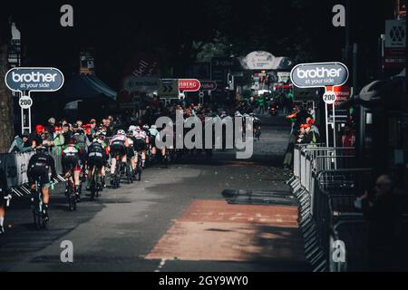 Walsall, Großbritannien. 5. Oktober 2021, AJ Bell Womens Cycling Tour, Etappe 2, Walsall nach Walsall. Das Hauptfeld beendet die Etappe in Walsall. Kredit: Aktion Plus Sport Bilder/Alamy Live Nachrichten Stockfoto