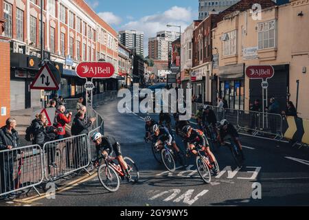 Walsall, Großbritannien. 5. Oktober 2021, AJ Bell Womens Cycling Tour, Etappe 2, Walsall nach Walsall. Amy Pieters (Etappensiegerin) geht 300 Meter vor dem Antritt in die Kurve. Kredit: Aktion Plus Sport Bilder/Alamy Live Nachrichten Stockfoto