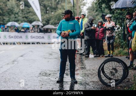 Walsall, Großbritannien. 5. Oktober 2021, AJ Bell Womens Cycling Tour, Etappe 2, Walsall nach Walsall. Tropfen, Soigneur. Kredit: Aktion Plus Sport Bilder/Alamy Live Nachrichten Stockfoto