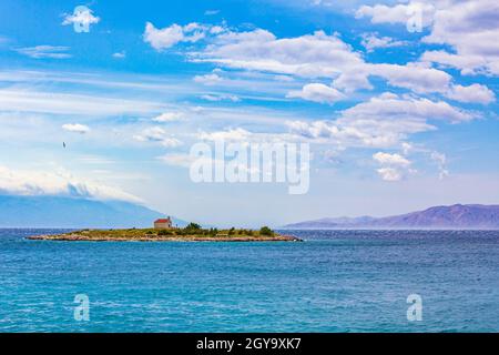 Novi Vinodolski und San Marino Insel mit Kirche im schönen kroatien. Stockfoto