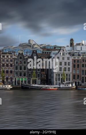 Langzeitbelichtung, Europa, Amsterdam, Reihenhäuser am Kanal Stockfoto