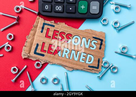 Schreiben Anzeige von Text Lessons Learned, Wort geschrieben auf das Wissen oder Verständnis gewonnen durch Erfahrung berechnet Pläne für Reparaturen und Wartung Stockfoto