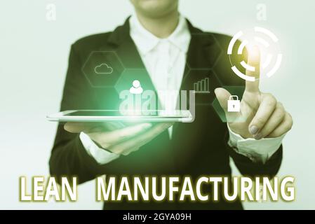 Handschriftentext Lean Manufacturing, Word geschrieben über die Minimierung von Verschwendung in Fertigungssystemen Woman in Suit Holding Tablet Pointing fing Stockfoto