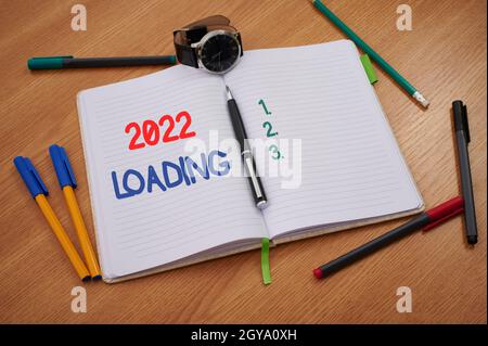 Schild, das 2020 Lade, Internet-Konzept Werbung das kommende Jahr Prognose der Zukunft Blank Notebook Armbanduhr umgeben von Scat Stockfoto