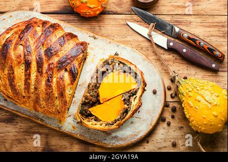 Brötchen gefüllt mit Kürbis und Pilzen. Kürbis in einem Brotlaib gebacken. Stockfoto