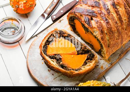 Brötchen gefüllt mit Kürbis und Pilzen. Kürbis in einem Brotlaib gebacken. Stockfoto