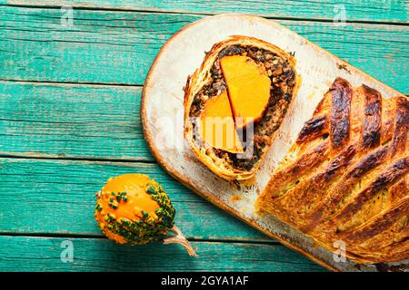 Brötchen gefüllt mit Kürbis und Pilzen. Kürbis in einem Brotlaib gebacken. Stockfoto