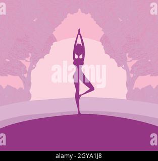 Silhouette Frau praktiziert Yoga in der Natur Stockfoto