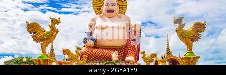 Farbenfrohe, riesige, dicke, lachende Buddha-Statue im Tempel Wat Plai Laem auf der Insel Koh Samui Surat Thani Thailand Stockfoto