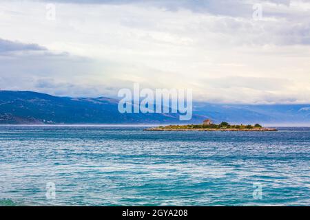 Novi Vinodolski und San Marino Insel mit Kirche im schönen kroatien. Stockfoto