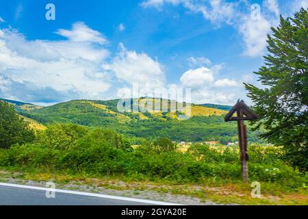 Natürliche Landschaft Berge Hügel und landwirtschaftliche Flächen während der Fahrt in Kroatien. Stockfoto