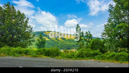 Natürliche Landschaft Berge Hügel und landwirtschaftliche Flächen während der Fahrt in Kroatien. Stockfoto