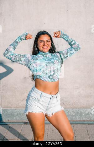 Die junge Frau hebt ihre Arme, um den Sieg zu erringen. Stockfoto