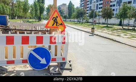 Ukraine, Kiew - 1. Oktober 2019: Reparatur von Straßen in den Straßen. Baustelle von Straßen der Stadt mit Barrikaden und Schutzzäune, Roadwor Stockfoto