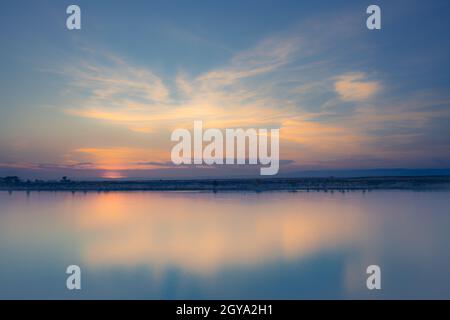 Der Sonnenuntergang spiegelt sich im See im Highline Lake State Park, Colorado, wider Stockfoto