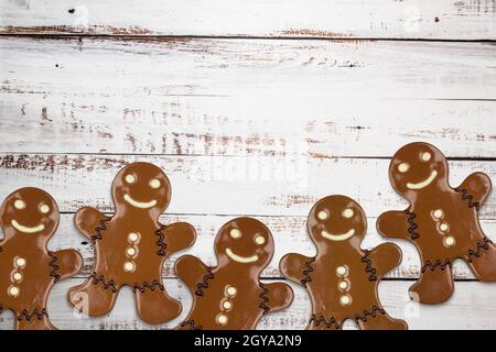 Lebkuchen Mann Cookie mit Schokolade auf Holztisch bedeckt Stockfoto