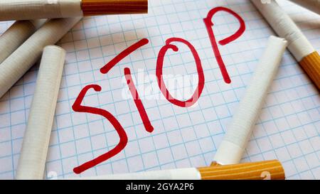 Ein Aufkleber mit der Aufschrift Stop befindet sich in einer Packung Zigaretten. Weltnichtrauchertag. Rauchen aufhören. Kampf mit Zigaretten. Stockfoto