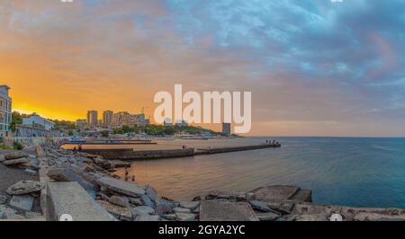 Panoramablick auf das Schwarze Meer, Strände und Gebäude im Arcadia-Viertel in Odessa bei Sonnenuntergang Stockfoto