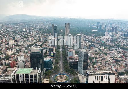 Luftaufnahme des Engels der Unabhängigkeit, umgeben von Grün und Handels- und Finanzgebäude in Mexiko-Stadt während des Tages. Stockfoto