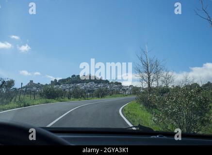 Sie reisen durch die Bergdörfer der Provinz CDörfchen. Ankunft in Gaucin, Andalusien, Spanien Stockfoto