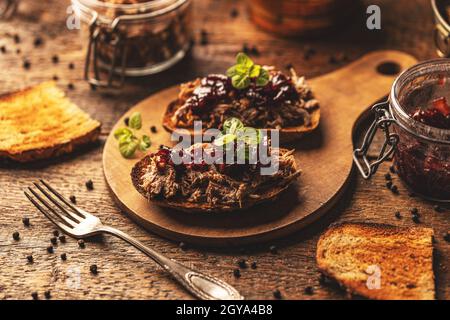 Zum Frühstück wird leckere Pulled-Ente mit karamellisiertem Zwiebelchutney serviert Stockfoto